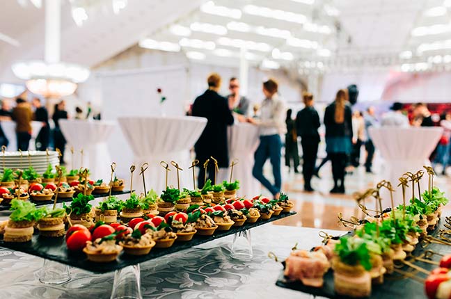 mesa de comida em evento corporativo