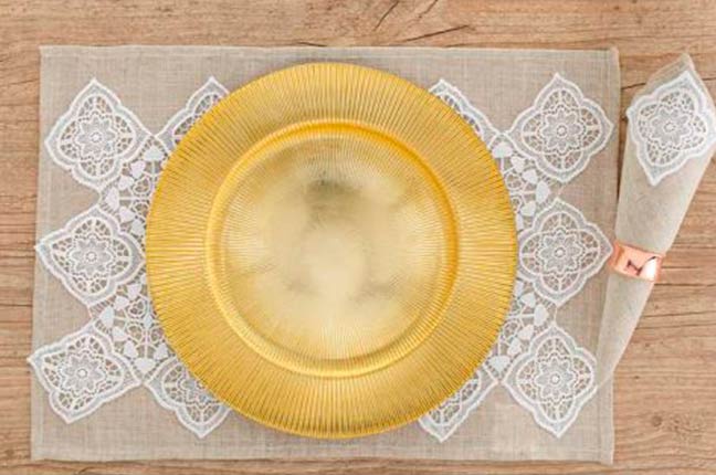 mesa posta com decoração dourada