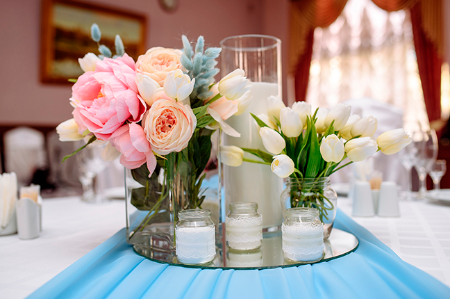 mesa posta com vaso de flor