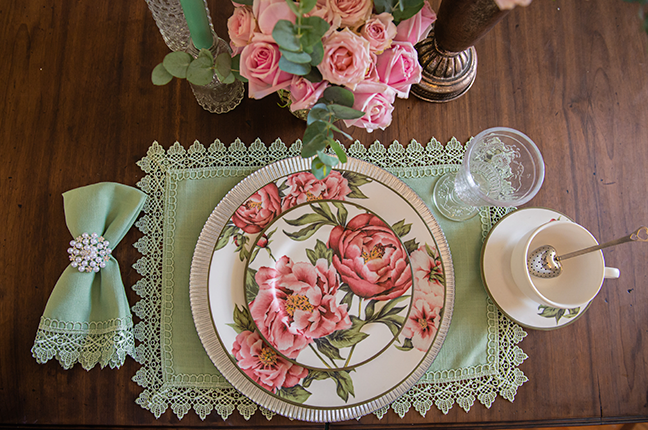 mesa posta decorada com flores