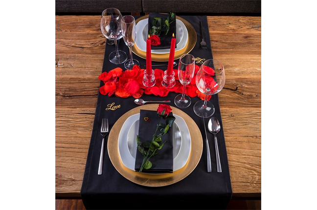 mesa posta decorada com rosas