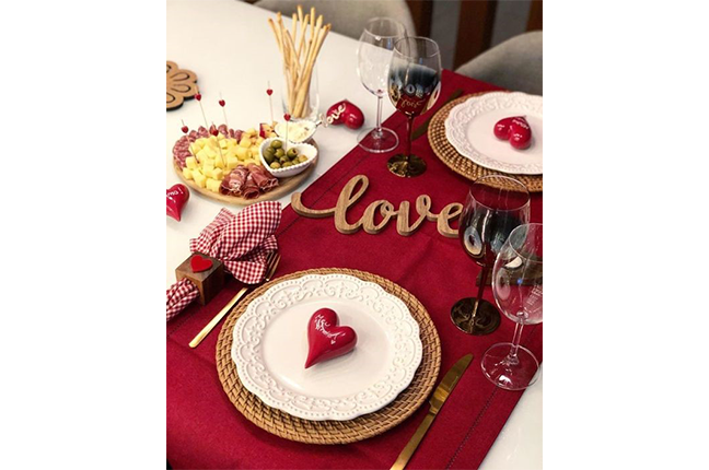 mesa com decoração para o dia dos namorados