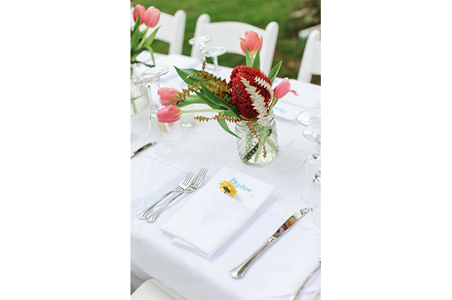 mesa posta de noivado com flores