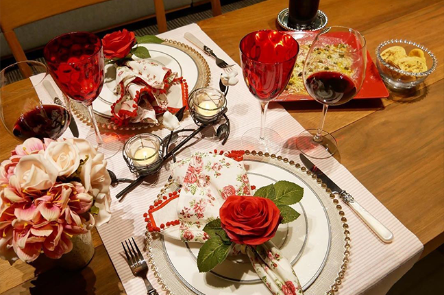 decoração de mesa posta com rosas