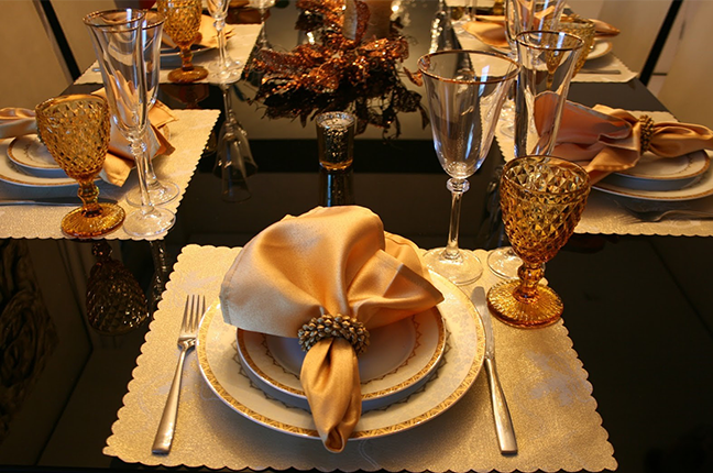 mesa preta com artigos de decoração dourado