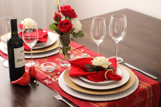 decoração de mesa posta para noivado vermelha