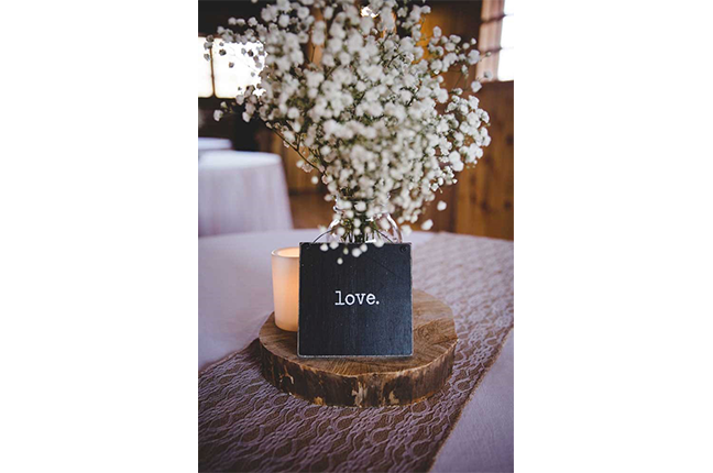mesa para noivado com flores brancas