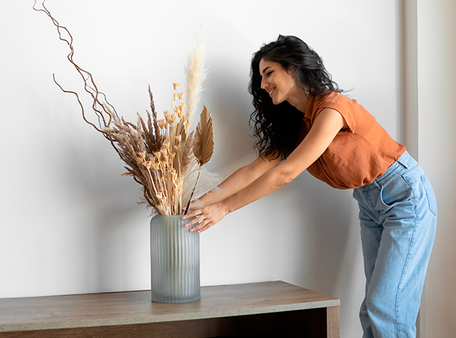 mulher decorando um vaso com estilo scandicraft