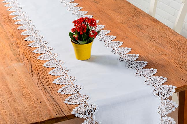 Caminho de mesa e vaso de flor