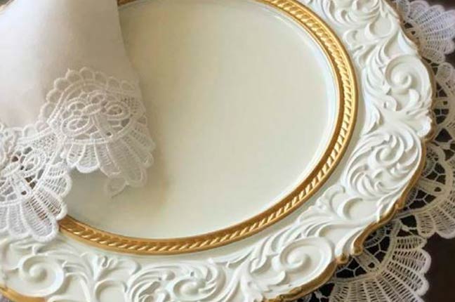 decoração de mesa posta dourada