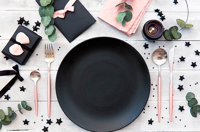 mesa posta com preto fosco