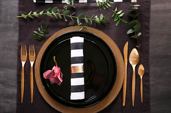mesa posta em preto fosco