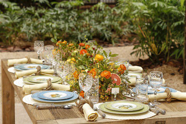 mesa posta decorada com flores