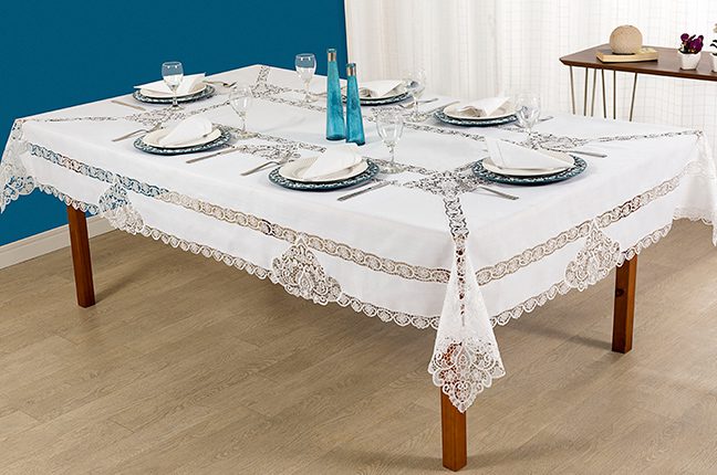 toalha de mesa branca com renda