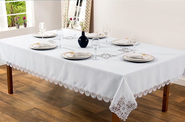 toalha de mesa branca com decoração dourada