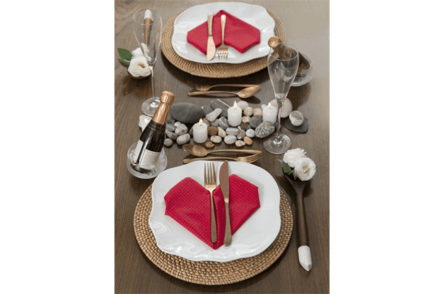decoração de mesa com pedras e velas