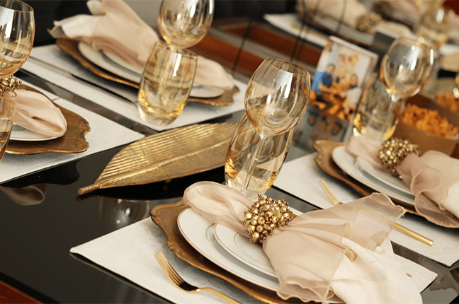 mesa posta para noivado dourado