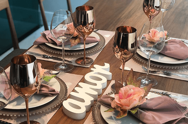artigos de decoração de mesa posta para noivado