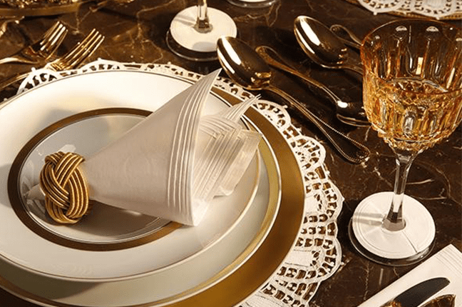 decoração dourada para mesa posta