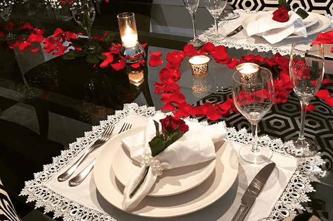 decoração de mesa com pétalas de rosa