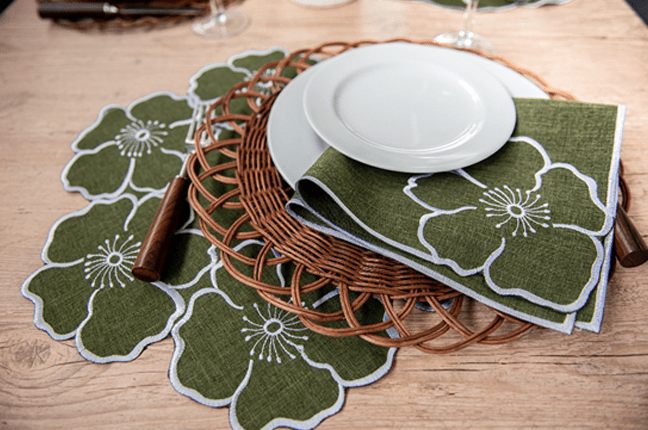 mesa posta com decoração de flores