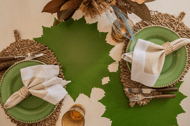 mesa posta com decoração estilo natural