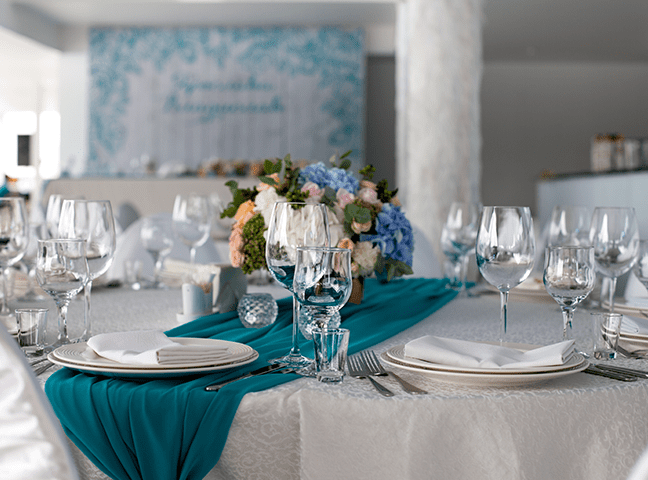 mesa posta decorada com toalha azul
