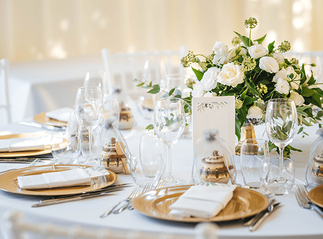mesa posta decorada para casamento com itens dourado